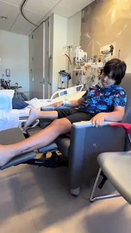 #Rotationplasty #BraylynStrong #Osteosarcomawarrior #childhoodcancerawareness  #abcxyz  #xyzabc  7 days post opt and Bray is doing amazing showing them who’s boss💪#@mandieee🦋 @Braylyn Johnson 
