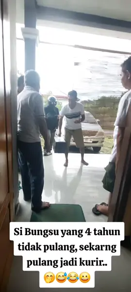 Prank Berhasil.. 😀😂😅🤭✌️ maafkan Anak2mu ya bos berdua.. 🙏🙏✌️✌️ #prank #pranks #prankvideo #orangtua #rindu #liburan #libur #viral #viraltiktok #videoprank #kurir #kurirpaket #fyp #tiktok #nttpride🏝🔥 #sumba #sumbabaratdaya 