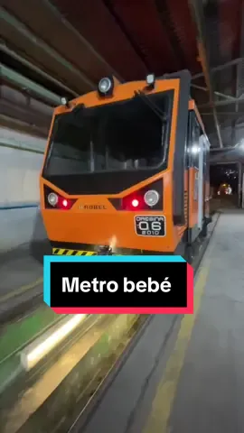 El Metro bebé es un vehículo de apoyo para traslado de trabajadores que realizan trabajos nocturnos en vias, su nombre original es Dresina #metro #metrocdmx🇲🇽 #dresina 