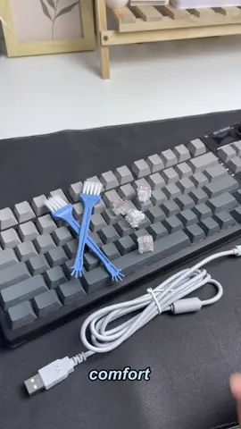 pretty crystal pink fullsize keeb 😩 Aula F98 𝙨𝙤𝙢𝙚 𝙛𝙚𝙖𝙩𝙪𝙧𝙚𝙨: 98 keys Hot swappable tri mode connectivity gasket mounted Rgb with 18+ adjustable effects 4000mAh colors: clear, black, pink #keyboard #mechanicalkeyboard #keebs #mechkeeb #desk #desksetup #deskspace #GamingSetup #cozy #cozysetup #setup #keyboardsoundtest #pinkaesthetic#keebaf98 #keeb #keebtok #cutefinds #budolfinds#TikTokShopDealsforyoudays #Dealsforyoudays