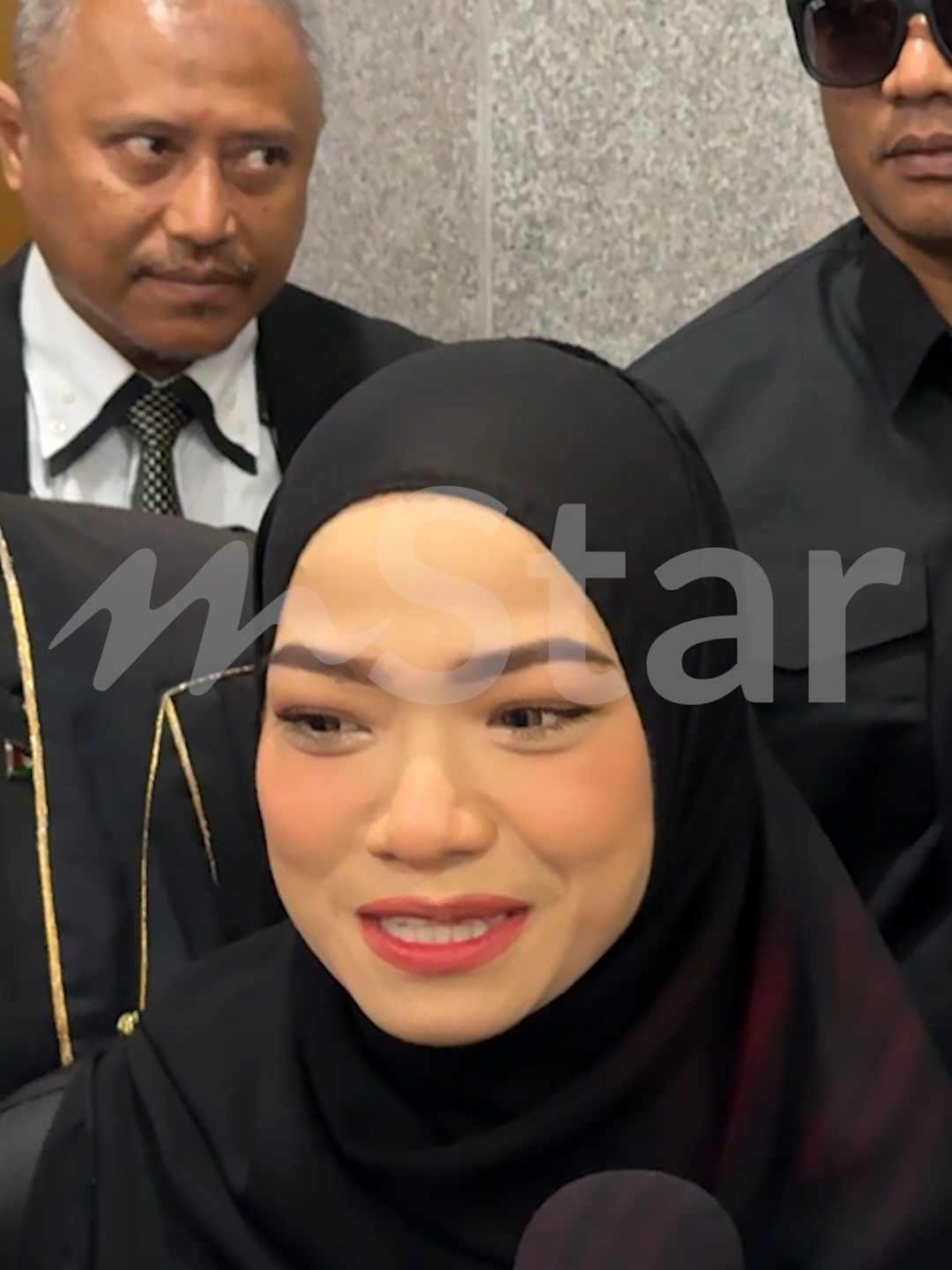 Datang mahkamah berasingan, Ruhainies senyum lebar teruja jumpa rakan media - “Saya tak pandai berlakon, menangis depan kamera” #sembangentertainment #mstar #ruhainies #aliffaziz