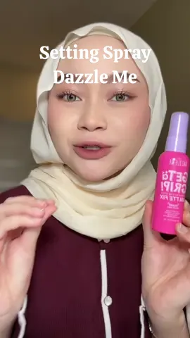 ada yang udah coba si pink ini?👀 aku suka karna dia punya partikel bedak jadi kelihatan matte finishnya🤗  worth to try sii😍 #dazzlemebeauty #settingspray #fyp #makeup #flawless #makeuptips 