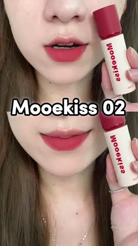 Mooekiss 02 - Màu đậu đỏ, chất son mướt mịn, độ lên màu chuẩn Bà nào thích Romand juicy 24 mà ko dùng son bóng được thì em này là chân ái đó ne 🎀 #mooekiss #mooekiss02 #sonkem #goclamdep #reviewson #lipstick #lipgloss #lipsticktutorial #xh #swatchson #lolimeo 