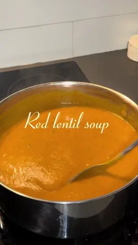 Another rainy day, another soup recipe 🌧️ this red lentil soup is creamy and delicious 😍  The best part is that is packed with nutrients and creamy without any cream added 🥬 #redlentilsoup #souprecipe #healthy #vegetablesoup #wintermeals #winterwarmer #huginamug #comfortfood #coldweather #capetown #rainy 