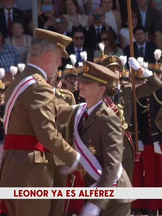 La princesa Leonor ya es alférez: Felipe VI le ha concedido la Gran Cruz del Mérito Militar #noticiascuatro #noticias #news #noticiastiktok