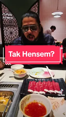 tak hensem kita boleh tutup lampu xde masalah..haaa gituu..😅🤣🤪😜