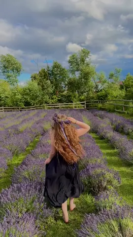 oh to be a girl in a flower crown running through the lanvender fields 🪻🪁💜  #lavender #lavenderfields #nostalgia #cottagecoreaesthetic #cottagecore #lawendowebrzozie #slavic #polska #polishcountryside #polskielato #slowianskieklimaty #eurosummer #flowercrown #lavenderflowercrown 