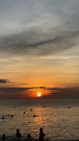 Nếu thuận lợi thì mình biển cùng ngắm bình minh vào một ngày mùa hạ… #binhminh #sunset #vietnam #sea 