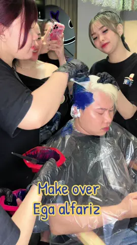 Makeover rambutnya agus kotak.. Lanjut part 2. #egaalfariz #salontulungagung #salontrenggalek #salonblitar #salonblitar #coloring #haircolor #hairstudio #fiziksalon #aguskotak 