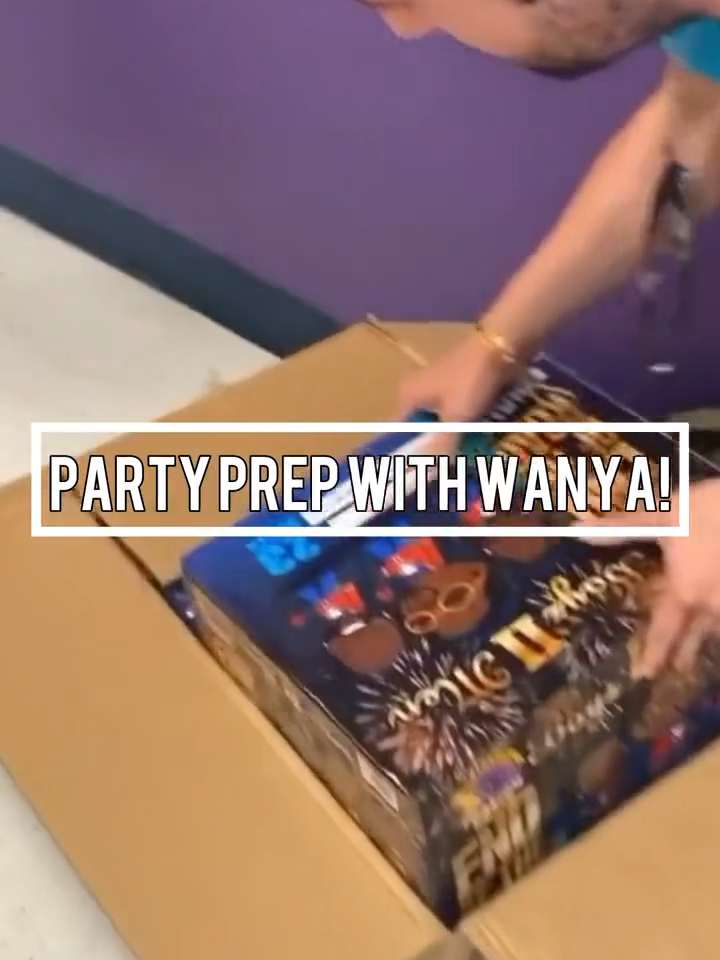 Wanya is stocking up on some End of the Road Finale firework shots by our friends at @officialphantomfireworks 🎆🎆 How are yall getting ready for tomorrow’s festivities? Let us know below 👇🏿👇🏿 #BoyzIIMen #BIIM #RNB #EndOfTheRoad #OnTour #fireworks #4thOfJuly #WanyaMorris #wanWednesday