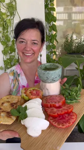 Panino caprese, czyli kanapka nasycona smakiem lata. Składniki: bułki ciabatte, mozzarella, pomidory. Pesto: bazylia, ząbek czosnku, gruba sól, 2 łyżki parmiggiano, oliwa (opcjonalnie szczypta papryczki chili). #capres #kanapka #pesto #przekąska #obiad #letniejedzenie #przepis #przepisy #jedzenie #gotowanie #kuchniawłoska #włoskiejedzenie 