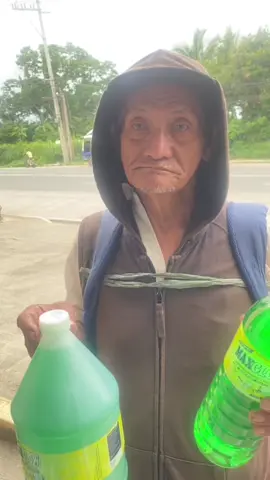 Nakita ko si tatay sa harap ng opisina ko isang 94 yrs old na nag lalako ng dishwashing liquid! Kahit 94 yrs old na sya ay patuloy parin sa pagtatrabaho si tatay, saludo kami sayo Tay!🫡🙌🏻 Godbless Tay, magiingat po kayo palagi!🙏🏻❤️ #ATTYourSERVICE #fyp #foryoupage 