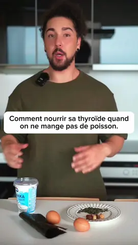 Comment nourrir sa thyroïde quand on ne mange pas de poisson Le poisson est une excellente source de tout ce qu'il faut pour la thyroïde, c'est sûr, mais si vraiment vous n'aimez pas les produits de la mer vous avez des options Si nous n’en prenez pas soin de votre thyroide, vous passez en hypothyroidie alors prenez soin de votre thyroide Pour la production d'hormones T4, on a le sel iodé et les algues. Les produits laitiers sont également riches en tyrosine. Les œufs contiennent un peu d'iode, en particulier le jaune avec environ 20 microgrammes d'iode, et beaucoup de tyrosine. Pour la conversion de T4 en T3, nous avons les noix du Brésil, les graines de tournesol, et les céréales complètes qui sont riches en sélénium. N'oublions pas le zinc présent dans les graines de citrouille, les amandes et les noix, par exemple. Vous avez déjà là un bon panel d'options pour prendre soin de votre santé thyroïdienne, de la production de T4 à sa conversion en T3. #pertedepoids #hormones #maigrir #nutrition #bilansanguin #hypothyroidie #thyroide #hashimotos #recette