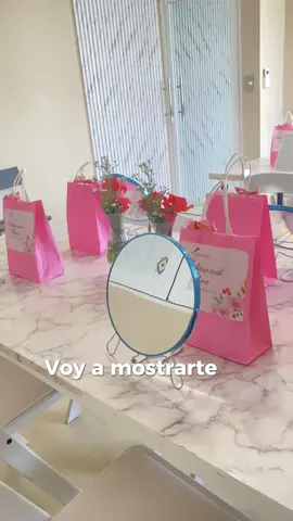 Aquí les comparto el detrás de cámaras de la preparación de mi taller de Automaquillaje que impartí el domingo pasado. Fue una experiencia increíble y estoy muy emocionada de que puedan ver todo el trabajo y la pasión que hay detrás de estos eventos. ¡No se lo pierdan! 🌟✨ Inscripciones abiertas para nuestro taller de adolescentes el próximo 3 de agosto, aparta tu cupo!💄🪄 Gracias a las marcas que nos apoyaron: - @home.delicious1  - @vitaplos.cosmetics  - @_boca2cake  - @deyabydewipena  - @lesanatural  - @distribuidora_alondra - @monsebeautyllc