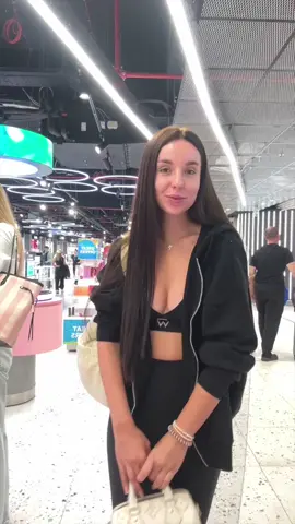 Kako vam se dopalo iznenadjenje? 🥹🥰 Koko i Doli suuuu mi toliko nedostajale ove dve nedelje koliko se nismo videlii da sam poludela i morala hitno da uzmem kartu da ih vidim❤️
