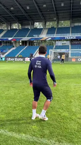 B I Z A R R O! Se liga no treino de Cherki, na França Sub-23... 😱😳 🎥: Equipe de France #Futebolinternacional #Cherki #França