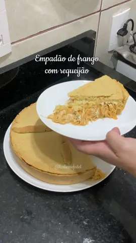 Empadão de frango 😋 Massa 250 gramas de manteiga ou margarina  2 ovos 1 colher de café de sal 4 xícaras de farinha de trigo  Recheio  800 gramas de frango desfiado 3 batatas cozidas e amassadas Tempero à gosto  1 sachê de molho de tomate  1 caixa de creme de leite Meia xícara do caldo do cozimento do frango 1 pote de requeijão  *você pode adicionar, milho, ervilha, azeitona, palmito* Assar em forno 200 graus por 30/40 minutos. (Medida da xícara: 240ml, medida da forma: 25cm)