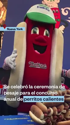 🌭 Hoy se celebró el pesaje oficial para el concurso anual de perritos calientes de Nathan's. Desde 1972, este evento del 4 de julio en la isla Coney de Nueva York atrae a participantes de 13 estados y varios países, compitiendo por un premio de 10,000 dólares. Este año, el actual campeón Joey Chestnut, quien estableció el récord de 76 perritos en 10 minutos en 2021, no competirá debido a un contrato de exclusividad con una marca de salchichas a base de plantas.