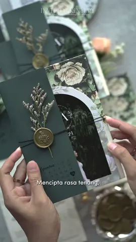 Hijau sering kali dikaitkan dengan kesuburan, pertumbuhan, dan kehidupan yang baru. Bagi kami, Undangan dengan warna dark green ini adalah simbol dari awal baru kehidupan dan janji untuk tumbuh bersama dalam cinta dan kebahagiaan... #invittoprintery #undangan #undanganpernikahan #undangannikah #undanganjakarta #undanganunik #undanganmurah #cetakundangan #undanganpernikahanmurah #weddinginvitation #weddinginvitations #weddingcard
