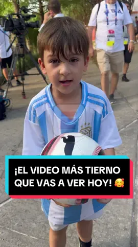 ¡40 DÓLARES POR CONOCER AL DIBU! 🤣 Este pequeño fanático de la #SelecciónArgentina quiero cumplir su sueño de conocer a Emiliano Martínez… ¡y hasta pagaría por verlo! ✨🇦🇷 #TikTokDeportes #DibuMartinez #Argentina #CopaAmerica #Futbol