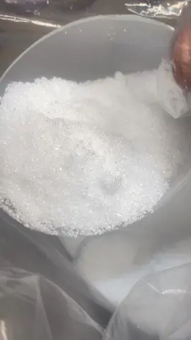 Um dos melhores adoçantes? 🍯O Xilitol é um adoçante natural. Encontrado em frutas e vegetais.  🌽Comercialmente é extraído de árvores como a bétula ou de resíduos de milho. ✅Contém Baixo índice glicêmico   ➡️O índice glicêmico do xilitol é em torno de 7, já o do açúcar comum é cerca de 60-70. Isso significa que ele não causa picos significativos de glicose no sangue, sendo uma opção popular entre diabéticos. ✅Saúde dental  🦷 Pode ajudar a reduzir os riscos de cáries, pois não é fermentado por bactérias bucais, que são as principais responsáveis pela formação de cáries. ✅Calorias reduzidas: 40% menos caloria que o açúcar comum. 🚨Algumas pessoas podem ter problemas gastrointestinais se consumir xilitol excessivamente.  #diabeticos #emagrecercomsaude  #CapCut 