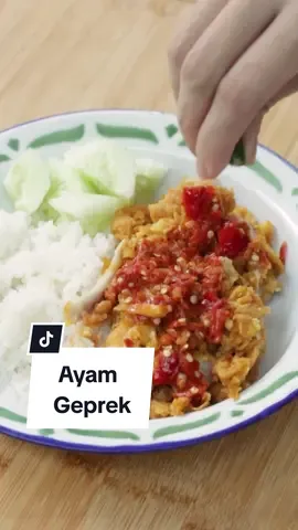 Resep Ayam Geprek (untuk 5 porsi) Bahan marinasi: 600 gr paha ayam filet 1 sdm air jeruk nipis 2 sdm gula pasir 1 sdm garam 1 sdt merica 1 sdm kaldu ayam bubuk 5 siung bawang putih halus 1/3 buah bawang bombai 400 ml air 1 butir telur 80 gr tepung terigu protein sedang Bahan pelapis kering: 450 gr tepung terigu protein sedang 100 gr tapioka / maizena 50 gr tepung beras 4 sdt baking powder 2 sdt kunyit bubuk 2 sdt gochugaru / paprika bubuk Bahan sambal korek: 100 gr cabai rawit merah 6 siung bawang putih 1 sachet terasi, bakar ½ sdt garam ½ sdt kaldu ayam bubuk ½ sdt penyedap 1 buah jeruk limau 2 sdm minyak panas Pelengkap: nasi putih timun Cara membuat : 1. Masukkan bawang putih, bawang bombai dan sedikit air ke dalam blender, haluskan 2. Marinasi ayam dengan garam, kaldu ayam bubuk, merica, gula pasir, air jeruk nipis, telur, bumbu halus, terigu dan air, aduk rata. Diamkan minimal 2 jam di suhu ruang 3. Tiriskan ayam kemudian di dalam mangkuk campurkan tepung terigu, tapioka, tepung beras, kunyit bubuk, gochugaru dan baking powder, aduk rata 4. Balurkan ke dalam tepung kering lalu celupkan ke tepung basah dan lapisi kembali ke tepung kering. Ulangi satu kali lagi apabila ingin tekstur yang lebih tebal 5. Panaskan minyak, goreng ayam di api besar hingga membentuk struktur luar yang kering lalu kecilkan api, goreng hingga kecokelatan, tiriskan 6. Untuk sambal, ulek bawang putih, garam, kaldu ayam bubuk, penyedap dan terasi, haluskan 7. Masukkan cabai rawit merah ke dalam food processor haluskan kemudian gabungkan ke dalam ulekan, aduk rata 8. Siram dengan minyak panas, aduk rata. Pindahkan ke dalam mangkuk kemudian masukkan perasan jeruk limau, aduk rata 9. Ayam geprek siap disajikan Jangan lupa cek @winngas_official  Instagram: https://instagram.com/winngas Website: https://winngas.com/ Tokopedia: https://tokopedia.com/winn-gas Shopee: https://shopee.co.id/winngas
