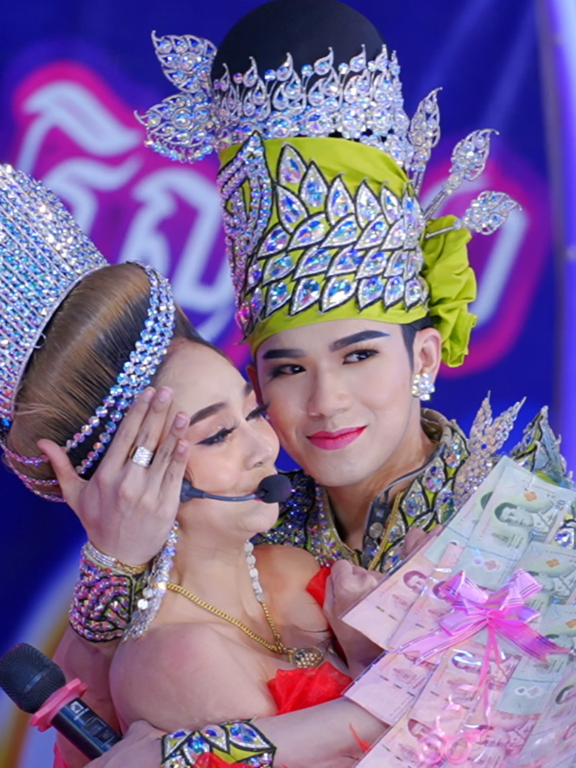 รอบนี้เขาจุ๊บหน้าผากกันด้วยเด้อ 😘💕💗 #ยิ้มใหญ่_studio #นุ่นเนตรชนก #กฤษฎาบารมี #รุ่งฟ้ากฤษฏาบารมี
