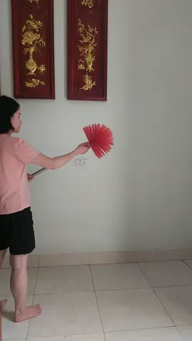 Chổi Quét Trần Nhà Mạng Nhện nhà e về lô mới kéo dài được gần 3m quét trần nhà sạch sẽ lại rất dễ dàng, thân inox cứng cáp, khớp nối có ren xoáy giúp cố định cây inox chắn chắn tích hợp móc phơi đồ đa năng nữa rất  tiện lợi nha mọi người#choi 