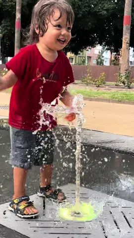 When you ask your mum to play in the fountain and promise to stay dry 😂 #funnyvideo #funnykidsoftiktok #sweetboy #goodvibes #funny #fypage #fountain #happiness 