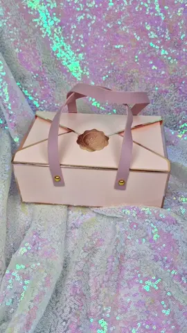 Baby shower gift cakesicles in our signature handbag gift box! Made with @Colour Mill 🌈  Candy and Sky Blue @fayecahillcakedesign rose gold lustre dust @TheCakeDecoratingCo  all cake supplies #indulgencebyjosephine #indulgeyourself #cakebaker #treatmaker #cakedecorator #dessertcreator #cakeartist #northlondondesserts #bespokecakedesign #designercake #designercakes #cakedecfamous #colourmill #cakesicles #cakesicle #cakesiclesofinstagram #cakesdaily #cakestagram #babyshowerfavors #babyshowerfavours #babyshowergift #babyshowerpresent #babyshower 