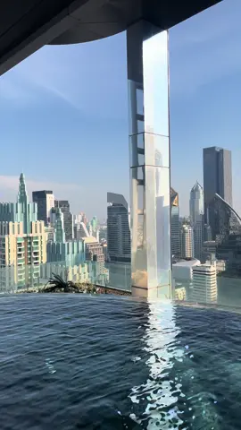 Nice view as if in new york lol from Q Chid Lom - Phetchaburi 🏙️  #bangkok #condo #chidlom #qchidlomphetchaburi #realestate #property #swimmingpool 