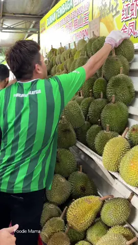 The Most Popular Durian Store in Malacca, Malaysia - Fruit Cutting Skills - Malaysian Street Food@MELAKA DURIAN HENG  Location : Malacca Durian Heng ( tel : 019-6676 943, 014-2687 782, 019-4445 314 ) google map : https://maps.app.goo.gl/PSWoqfwQQauS9L6BA tiktok: https://www.tiktok.com/@malaccadurianheng Instagram: https://www.instagram.com/ahyew0605?igsh=MWJtYW9wZ3E2dXNxNQ==