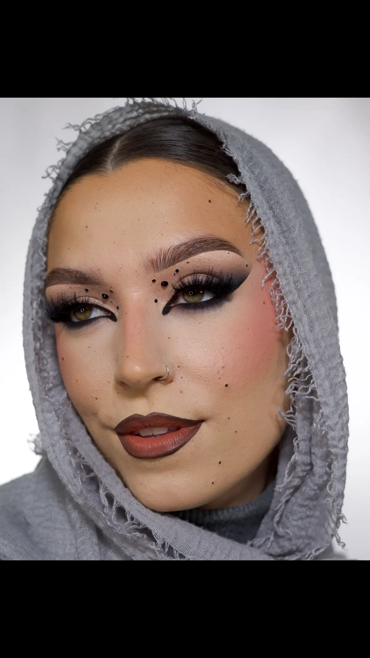 🖤Dramatic Moment🖤 Inspo: @sorokairyna   @BPerfect Cosmetics  🖤Gravity Palette  @PLOUISE  🖤Spolit for choice blush  🖤Base shade 2  @PINKHONEY  🖤Sunkissed bronzer  🖤black eyeliner  🖤freckle pen  @Anastasia Beverly Hills  🖤Brown pencil  @Huda Beauty  🖤Setting powder  @Project Lip  🖤Crave lipstick  @TATTI LASHES  🖤90’s Lashes  #dramaticmakeup #greymakeup #hudabeauty #bperfectcosmetics #fullfacemakeup #makeuppictorials #trendymakeup #plouisemakeupacademy #abhbrows #makeup 