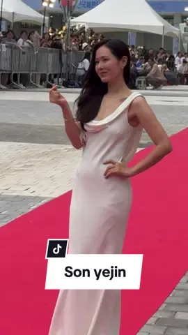 #VogueCeleb 現場直擊！孫藝真出席韓國富川影展 入選為「年度演員」的女神 #yejinhand 以一襲白色飄逸禮服氣質現身紅毯，而久未有電影作品的她也預計將與導演朴贊郁合作驚悚電影《斧頭》，與李秉憲合演夫妻，產後復出的第一部作品就讓人充滿期待！ #孫藝真 #손예진 #sonyejin