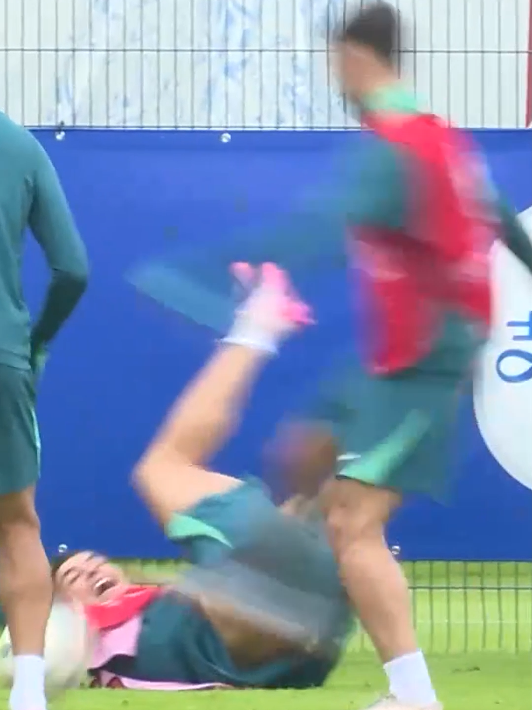 😬 Cristiano RONALDO ne tient pas debout à l'entraînement, mais il garde le sourire ! #football #soccer #sports #beINSPORTS #foot #beINEURO2024 #Euro2024 #Euro #CR7 #cristiano #ronaldo #cristianoronaldo #portugal #france #sportstitkok