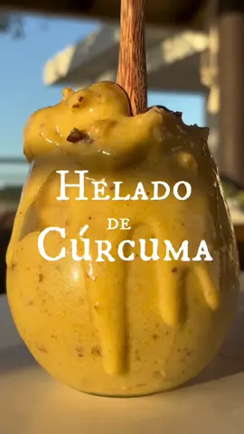 ¡Aprovecha esos guineos maduritos y haz este delicioso helado con la especia dorada!🍌🍨✨ La cúrcuma es una especia muy reconocida por sus propiedades y beneficios para la salud. Junto a ella encontramos un compuesto activo conocido como la curcumina. Siendo este compuesto responsable de ese vibrante color anaranjado y del poder antioxidante y antiinflamatorio de la especia. Sin embargo, a la hora de consumir cúrcuma es importante agregar pimienta negra. Esto permite que nuestro organismo realice una mejor absorción de la curcumina y así maximizar sus beneficios. ✨ Ingredientes: • 2-3 guineos • 1/4 cdta. cúrcuma  • 1 pizca pimienta negra • 1/4 cdta. vainilla • 1 pizca canela  • Jengibre al gusto  •8 - 10 nueces (“walnuts”) Nota: se añade una pequeña cantidad de pimienta. Al final, no se siente el sabor a pimienta ;) #vegan #veganfood #veganrecipes #vegansofig #veganfoodshare #veganfoodie #veganeats #veganpower #veganrecipe #vegansnacks #vegano #nicecream #banana #tumeric #icecream #superfood #superfoods 