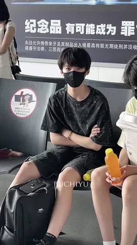 Fancam Zhang Yiran di bendara tanggal 3 Juli sebelum pergi ke. Makau  #zhangyiran #zhangyiran_张怡然 #tf家庭 #tffamily #tffamily🇨🇳💫 #tffamily_4th_generation 