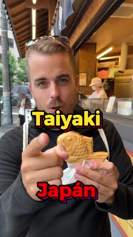 Japán desszertekben is nagyon ott van! Az egyik legismertebb streetfood desszertet kóstoltam meg Tokió egyik legjobb Taiyakizójában. ⛩️ Számomra hasonlít a vaníliás taiyaki-nak az íze a portugál Pastel Di Nata-hoz. Azt is imádom, de talán ezt még jobban megszerettem. Tökéletes desszert egy szuper felfedezős nap után. Ha érdekel, hogy hogyan utazzuk körbe a világot egy-egy hátizsákkal, akkor kövess be minket a YouTube-on is!❤️🌏🇯🇵 #balugasztro #ázsia #mutimiteszel #balu #derbalu #streetfood #világkörüliutazás #fy #fyp #magyartiktok #utazás #shorts #reels #extremefood #market #utazás #japán #japan #hirosima #kioto #tokio#világkörüliút #taiyaki #vanilia #desszert #japandesszert #hal 