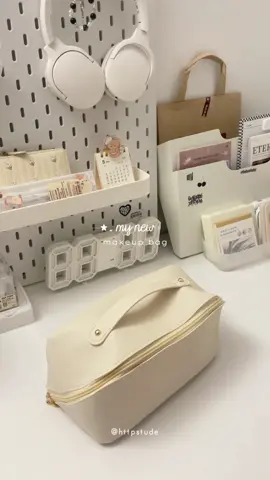 love the design >< harga pun affordable yaa and one more thing waterproof ya makeup bag ni 🫣🤍  #makeup #makeupbag #bagmakeuptravel #bagmakeup #bagmakeupmurah #makeupthings #skincarebag 