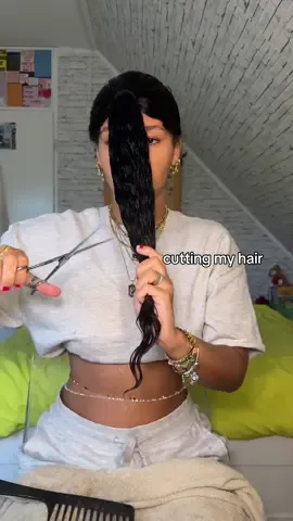 cutting my curly hair at home 🧎🏻‍♀️i havent cut my hair myself in like 2 years so this was a journey, lowkey diy curly cut lmaooo!!! can u tell i was having an adhd episode while editing 🥸🕺#3bhair #3chair