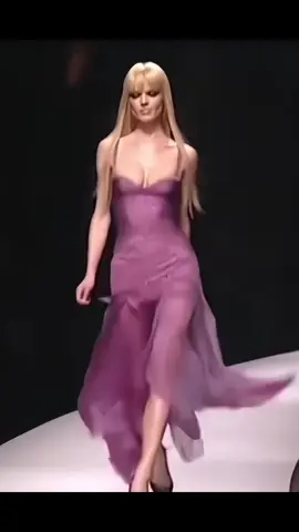 Eva Herzigova for Versace 🔥  #Runway #runwaywalk #runwaymodel #viral #catwalk #modeling #models #versace #dress 