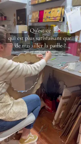 Alors, vous êtes d’accord ? 🤭 Nous vous avons déjà partagé une partie du processus de ce nouveau projet en marqueterie de paille, aujourd'hui, nous vous un avant goût du résultat #CapCut #asmr #Marqueterie #marquetry #marqueteriedepaille #strawmarquetry #savoirfaire #savoirfairefrancais #artisanat #artisanatdart #madeinfrance #craftsmanship #interiordesign #lisondecaunes #atelierslisondecaunes