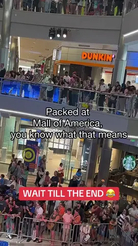 People arent seriously watching that 😂 (via @amber ) #squrriel #mallofamerica 