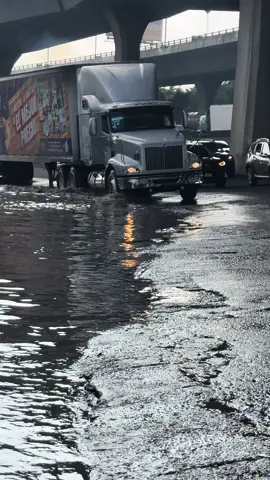 Asi un mega #bache en #perifericonorte a las Afueras de #perinorte🤟🏻 dejo muchos autos y camiones dañados sin precensia de autoridades en la zona #tlalnepantla #tlanepantlaestadodemexico 