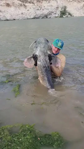 🙂🔥 @Adventerfishing  . . #fishing #pesca #wedkarstwo #catfish #siluro #sum #predatorfish #spinfishing #monsterfish #rivergishing #sports #deporte 