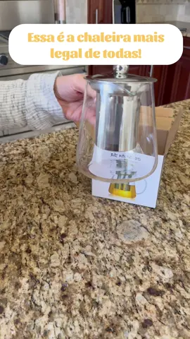 É muito bom lembrar dela! Feita em vidro borossilicato e aço inox, a chaleira é durável e elegante. Além disso, por ser em vidro borossilicato, pode ir ao micro-ondas ou ao fogão! 🍵✨ Apenas R$54,90 😊😊 Link para o site: www.utifacil.com.br 👋Digite 