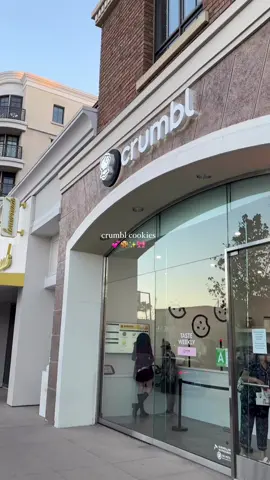 Merecen todo el hype que tienen 💕🍪 las mejores galletas de chocolate que he probado 🫰🏻🫶🏻 @Crumbl Cookies #Lifestyle #crumbl #losangeles #cookies #Foodie #galletas #foryoupage #foryou #minivlog #FoodLover #california #aesthetic 