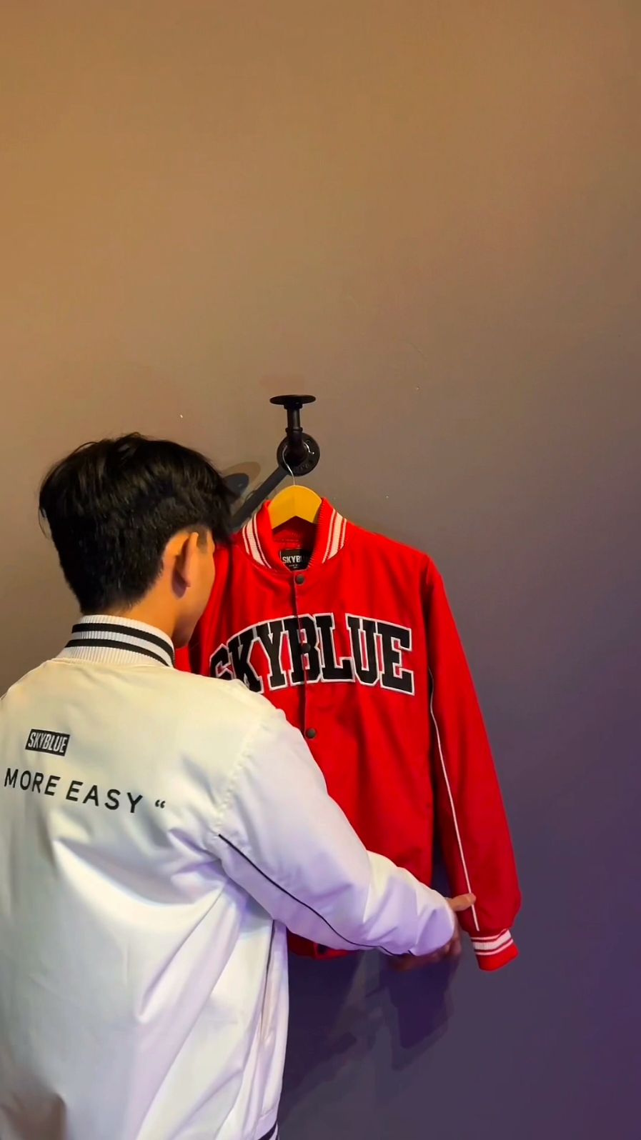 Guys kalian tau baseball kita ini ada berapa warna ???? Kalo belum tau ini ada 3 warna ya, merah, hitam & putih !! Yuuukk bungkus aja langsung sebelum kehabisan 🥳🥳 #jaketpremium #fypシ゚viral #baseballjaket #trend #fyp 