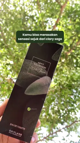 ‼️ Parfum ini segala yg pria butuh‼️ ⁣ Buat kamu yang suka sama fragrance dengan notes green, super yakin pasti akan suka parfum ini.⁣ ⁣ Ada hint mint,clary sage yang segar. ⁣ Drydown dari parfum ini di kulit agak sedikit woody, tapi aroma greennya masih akan tercium.⁣ ⁣ Longevity sekitar 4-5 jam saat dipakai ⁣pas cuaca panas. MEN'S COLLECTION Wild Green Eau de Toilette⁣ KODE PRODUK: 44328⁣ #wildgreenoriflame #wildgreenparfum #menscollection #menscollectionperfume #menscollectionoriflame #terereview 