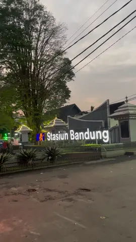 Bandung cocok bgt jd tempat disaat sedang berantakan ga sih? #bandunghits #konserbandung #kotabandung #bandungkotakembang #fyp 